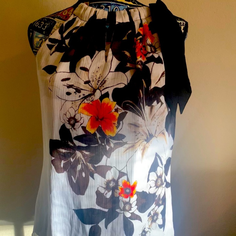 NWOT Whit House /Black Market Floral Top